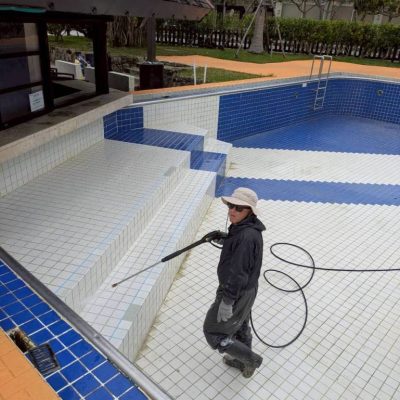 プール清掃中