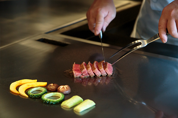沖縄の旬の恵みが彩る鉄板焼きディナーコース