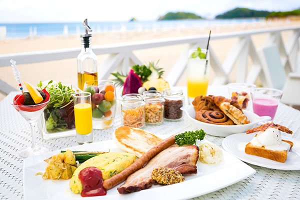 海を眺めながらの朝食「潮風の朝食」