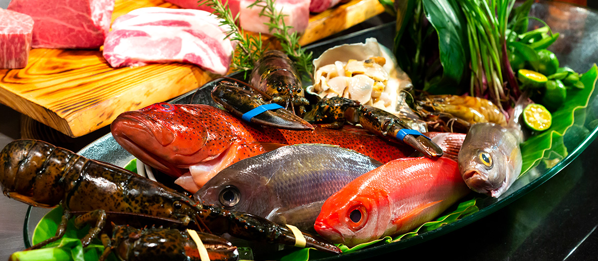 キレイなサシがふんだんに入った佐賀牛は常温で溶けてしまうほど上質。<br />沖縄を代表する三大高級魚の一つアカジンミーバイ（スジアラ）と赤マチなどの県産魚。新鮮なオマール海老も鉄板に並びます。